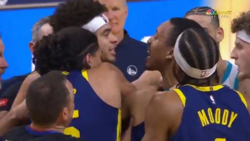 MICIĆ ZAVRŠIO KRVAVE GLAVE: Jedva sprečena opšta tuča na meču Šarlota i Golden Stejta (VIDEO/FOTO) MICIĆ ZAVRŠIO KRVAVE GLAVE: Jedva sprečena opšta tuča na meču Šarlota i Golden Stejta (VIDEO/FOTO)