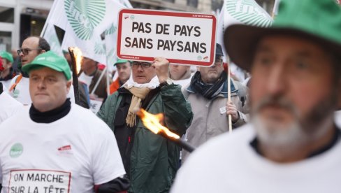 ХАПШЕЊА НАКОН СУКОБА ФАРМЕРА И ПОЛИЦИЈЕ У ПАРИЗУ: Активисти пробили капију сајма, траже да Макрон поднесе оставку