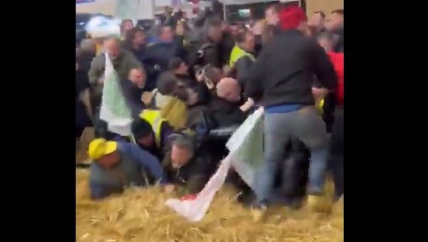 ПОЛИЦИЈАЦИ ЗАВРШИЛИ У СЛАМИ СА КОЗАМА, МАКРОН НА СИГУРНОМ: Појавили се снимци из Париза, људи гледају и не верују шта се дешава (ВИДЕО) ПОЛИЦИЈАЦИ ЗАВРШИЛИ У СЛАМИ СА КОЗАМА, МАКРОН НА СИГУРНОМ: Појавили се снимци из Париза, људи гледају и не верују шта се дешава (ВИДЕО)