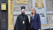 МИНИСТАРКА ДОНИРАЛА ХУМАНИТАРНУ ПОМОЋ СПЦ: Маја Поповић однела одећу за бескућнике и сиромашне (ФОТО) МИНИСТАРКА ДОНИРАЛА ХУМАНИТАРНУ ПОМОЋ СПЦ: Маја Поповић однела одећу за бескућнике и сиромашне (ФОТО)