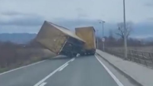 JEZIV SNIMAK KRUŽI INTERNETOM: Kamiondžija uspeo da se izbori sa olunim udarima vetra i spreči potpunu katastrofu na putu (VIDEO) JEZIV SNIMAK KRUŽI INTERNETOM: Kamiondžija uspeo da se izbori sa olunim udarima vetra i spreči potpunu katastrofu na putu (VIDEO)