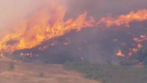 KUĆE NESTALE U VATRENOJ STIHIJI: Gore i nebo i zamlja, situacija ozbiljna, ljudi beže glavom bez obzira (VIDEO)