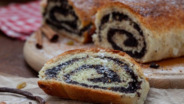 ПОСНА ШТРУДЛА С МАКОМ: Мекана и сочна, омиљени слаткиш многих генерација ПОСНА ШТРУДЛА С МАКОМ: Мекана и сочна, омиљени слаткиш многих генерација
