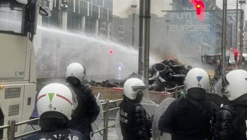 ХАОС У БРИСЕЛУ: Фармери разбили полицијске пунктове - горе барикаде, лете димне бомбе (ВИДЕО)