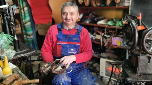 PREDRAG NIKOLIĆ IZ SVRLJIGA, U MALENOJ RADIONICI, NEGUJE SVOJ STIL I ČUVA TRADICIJU Pekini opanci za sva vremena PREDRAG NIKOLIĆ IZ SVRLJIGA, U MALENOJ RADIONICI, NEGUJE SVOJ STIL I ČUVA TRADICIJU Pekini opanci za sva vremena