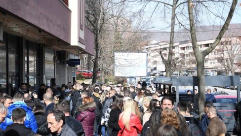 СТУДЕНТИ И МЛАДИ ЧЕКАЈУ ИСПРЕД ПОШТАНСКЕ ШТЕДИОНИЦЕ У СЕВЕРНОЈ МИТРОВИЦИ: Не могу да подигну стипендије и плате СТУДЕНТИ И МЛАДИ ЧЕКАЈУ ИСПРЕД ПОШТАНСКЕ ШТЕДИОНИЦЕ У СЕВЕРНОЈ МИТРОВИЦИ: Не могу да подигну стипендије и плате