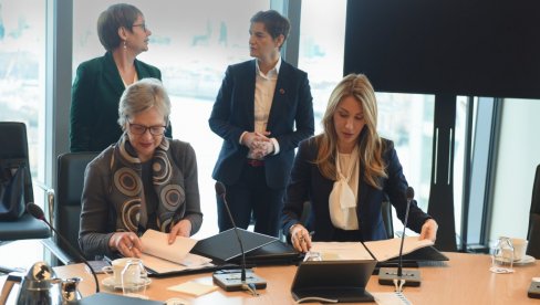 POSAO VREDAN 40 MILIONA EVRA: Potpisani sporazumi sa EBRD za podršku ulaganjima u obnovljive izvore energije POSAO VREDAN 40 MILIONA EVRA: Potpisani sporazumi sa EBRD za podršku ulaganjima u obnovljive izvore energije
