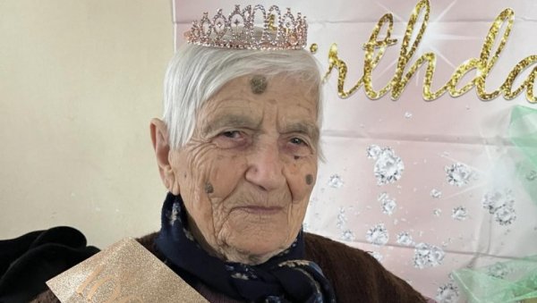 ЉУБАВ - КЉУЧ ДУГОВЕЧНОСТИ: Лесковчанка Божана Ђуровић за стоти рођендан овенчана круном и лентом ЉУБАВ - КЉУЧ ДУГОВЕЧНОСТИ: Лесковчанка Божана Ђуровић за стоти рођендан овенчана круном и лентом