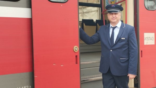 ЗА ДЕВЕТ СЕКУНДИ СПАСАО ЈЕ 50 ЖИВОТА: Машиновођа Роберт Острогонац херој несреће која се догодила 17. новембра између Раткова и Оџака ЗА ДЕВЕТ СЕКУНДИ СПАСАО ЈЕ 50 ЖИВОТА: Машиновођа Роберт Острогонац херој несреће која се догодила 17. новембра између Раткова и Оџака