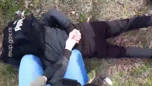 SNIMAK HAPŠENJA OSUMNJIČENOG ZBOG UBISTVA MILANA ŠUŠE: Pogledajte akciju policije (VIDEO) SNIMAK HAPŠENJA OSUMNJIČENOG ZBOG UBISTVA MILANA ŠUŠE: Pogledajte akciju policije (VIDEO)