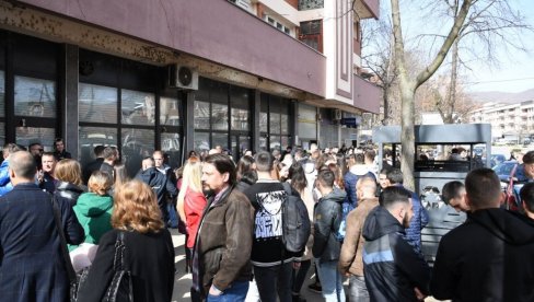 BANKARI U ODBRANI KURTIJEVE OTIMAČINE: U Severnoj Mitrovici redovi pred bankom, u Briselu danas razgovori o zabrani dinara BANKARI U ODBRANI KURTIJEVE OTIMAČINE: U Severnoj Mitrovici redovi pred bankom, u Briselu danas razgovori o zabrani dinara