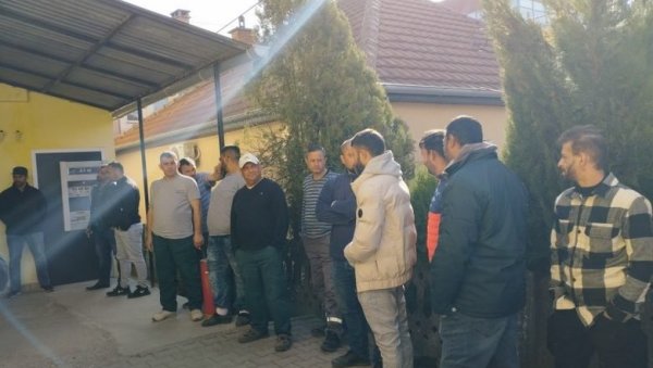 КОРИСНИЦИ СОЦИЈАЛНЕ ПОМОЋИ У ГРАЧАНИЦИ НИ ДАНАС НИСУ ИСПЛАЋЕНИ: Чекају испред поште, у реду и мајке са малом децом КОРИСНИЦИ СОЦИЈАЛНЕ ПОМОЋИ У ГРАЧАНИЦИ НИ ДАНАС НИСУ ИСПЛАЋЕНИ: Чекају испред поште, у реду и мајке са малом децом