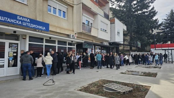 ВАСПИТАЧИ ИСПРЕД ФИЛИЈАЛЕ ПОШТАНСКЕ ШТЕДИОНИЦЕ У ЛЕПОСАВИЋУ: Због одлуке о укидању динара на рубу су егзистенције ВАСПИТАЧИ ИСПРЕД ФИЛИЈАЛЕ ПОШТАНСКЕ ШТЕДИОНИЦЕ У ЛЕПОСАВИЋУ: Због одлуке о укидању динара на рубу су егзистенције