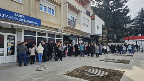 ВАСПИТАЧИ ИСПРЕД ФИЛИЈАЛЕ ПОШТАНСКЕ ШТЕДИОНИЦЕ У ЛЕПОСАВИЋУ: Због одлуке о укидању динара на рубу су егзистенције ВАСПИТАЧИ ИСПРЕД ФИЛИЈАЛЕ ПОШТАНСКЕ ШТЕДИОНИЦЕ У ЛЕПОСАВИЋУ: Због одлуке о укидању динара на рубу су егзистенције