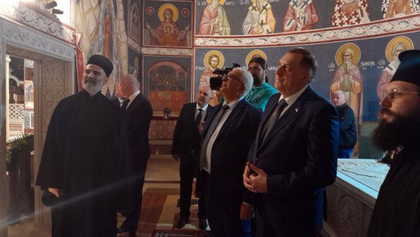 СПЦ ЈЕ КЉУЧНА ЗА ОЧУВАЊЕ СРПСКОГ ИДЕНТИТЕТА: Додик и Мандић у Саборном храму Христовог васкрсења у Подгорици СПЦ ЈЕ КЉУЧНА ЗА ОЧУВАЊЕ СРПСКОГ ИДЕНТИТЕТА: Додик и Мандић у Саборном храму Христовог васкрсења у Подгорици