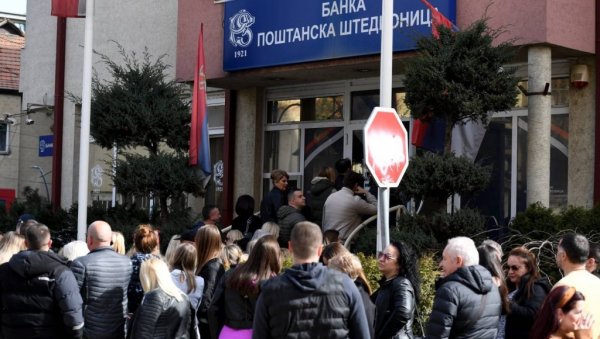 ЗДРАВСТВЕНИ РАДНИЦИ У СЕВЕРНОЈ МИТРОВИЦИ: Колико год изричити били да нам не дају динар, не намеравамо да напустимо Косово (ФОТО/ВИДЕО) ЗДРАВСТВЕНИ РАДНИЦИ У СЕВЕРНОЈ МИТРОВИЦИ: Колико год изричити били да нам не дају динар, не намеравамо да напустимо Косово (ФОТО/ВИДЕО)