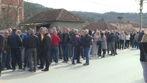 СРБИ НЕ МОГУ ДА ПОДИГНУ СВОЈА ПРИМАЊА НИ У РАНИЛУГУ: У пошти нема новца - Како прехранити децу? СРБИ НЕ МОГУ ДА ПОДИГНУ СВОЈА ПРИМАЊА НИ У РАНИЛУГУ: У пошти нема новца - Како прехранити децу?