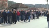 SRBI NE MOGU DA PODIGNU SVOJA PRIMANJA NI U RANILUGU: U pošti nema novca - Kako prehraniti decu?