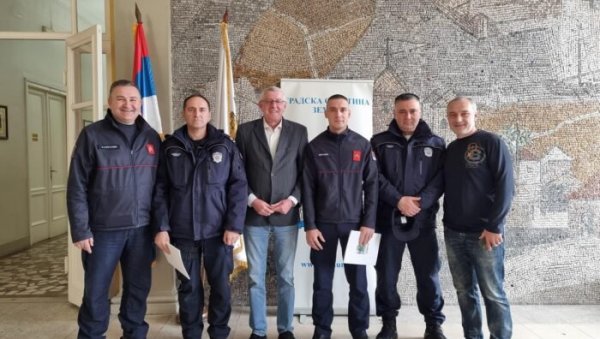 НАГРАЂЕНИ МИЉУШ И МИЛАЧИЋ: Општина Земун доделила признања најбољем полицајцу и ватрогасцу НАГРАЂЕНИ МИЉУШ И МИЛАЧИЋ: Општина Земун доделила признања најбољем полицајцу и ватрогасцу