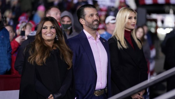 ДОНАЛД ТРАМП МЛАЂИ ПОРУЧИО ДЕМОКРАТАМА: Жалите се на Маска, а не смета вам Сорош? ДОНАЛД ТРАМП МЛАЂИ ПОРУЧИО ДЕМОКРАТАМА: Жалите се на Маска, а не смета вам Сорош?
