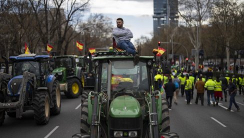 ПОЉОПРИВРЕДНИЦИ ИДАЉЕ ТРАЖЕ СВОЈА ПРАВА: Трактори направили колапс у саобраћају, блокирани главни путни правци (ФОТО)