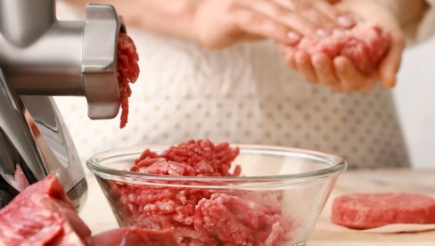 DODAJTE OVAJ SASTOJAK I DOBIĆETE MNOGO VIŠE, A BIĆE PREUKUSNE: Napravite puno šnicli od samo 300 g mlevenog mesa DODAJTE OVAJ SASTOJAK I DOBIĆETE MNOGO VIŠE, A BIĆE PREUKUSNE: Napravite puno šnicli od samo 300 g mlevenog mesa