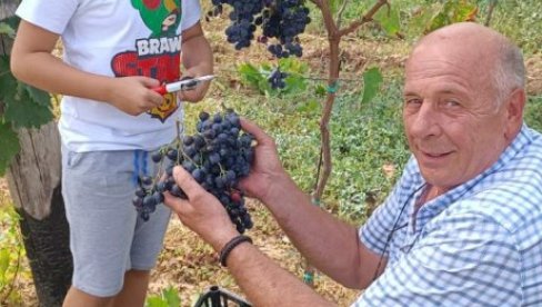 BIĆU PUNOLETAN KAD I MOJE UNUKE: Predrag Bajilo iz Sremskih Karlovaca rođen je 29. februara, pa je zato mlađi od vršnjaka BIĆU PUNOLETAN KAD I MOJE UNUKE: Predrag Bajilo iz Sremskih Karlovaca rođen je 29. februara, pa je zato mlađi od vršnjaka