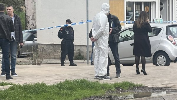 СЕСТРА ЈЕ ВРИШТАЛА, НИЈЕ МУ ОСТАВИО ШАНСУ ДА ПРЕЖИВИ: Слике са места злочина у центру Бара, сурова ликвидација - обрачун шкаљараца? (ФОТО) СЕСТРА ЈЕ ВРИШТАЛА, НИЈЕ МУ ОСТАВИО ШАНСУ ДА ПРЕЖИВИ: Слике са места злочина у центру Бара, сурова ликвидација - обрачун шкаљараца? (ФОТО)