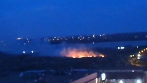 POŽAR U BEOGRADU: Vatra se širi, veliki oblak dima iznad ovog dela grada (VIDEO)