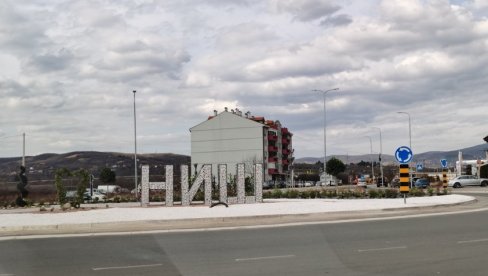 NOVI UKRAS GRADA: “Niš”od kamena krasi kružni tok na izlazu Istok NOVI UKRAS GRADA: “Niš”od kamena krasi kružni tok na izlazu Istok