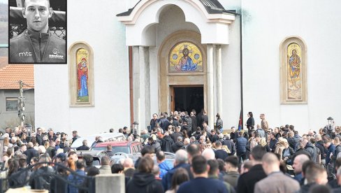 ZA STEFANOVU DUŠU BELI BALONI ODLETELI KA NEBU: Na groblju u Boleču sahranjen MMA borac (23) ubijen na Dorćolu, policija traži ubice (FOTO) ZA STEFANOVU DUŠU BELI BALONI ODLETELI KA NEBU: Na groblju u Boleču sahranjen MMA borac (23) ubijen na Dorćolu, policija traži ubice (FOTO)