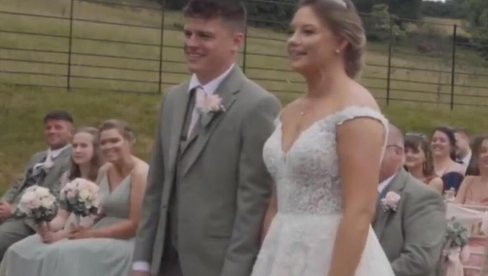 A TAMAN DA KAŽU DA: Mladenci nisu verovali šta čuju usred venčanja (VIDEO) A TAMAN DA KAŽU DA: Mladenci nisu verovali šta čuju usred venčanja (VIDEO)