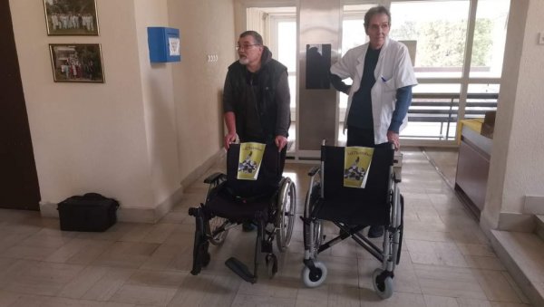 ХУМАНЕ НИШЛИЈЕ: Од сакупљених чепова донирали колица Инфективној клиници ХУМАНЕ НИШЛИЈЕ: Од сакупљених чепова донирали колица Инфективној клиници