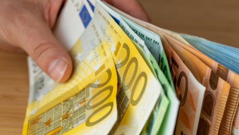 NOVOSAĐANKA NA ULICI NAŠLA KOVERTU PUNU NOVCA: Na njoj bila ispisana samo jedna reč - ovako je pronašla vlasnika