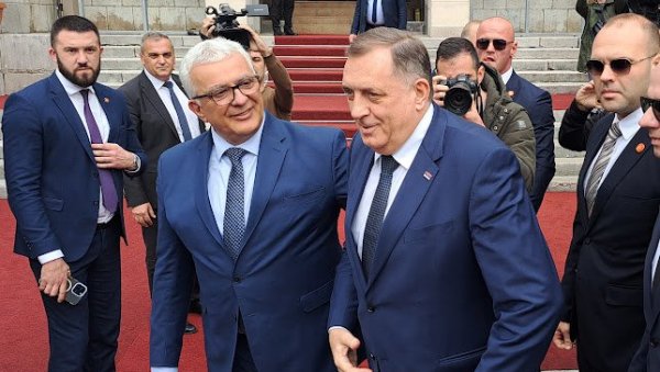 О СМЕНИ МАНДИЋА 11. МАРТА: Најављена седница Скупштине Црне Горе, повод сусрет са Додиком (ФОТО) О СМЕНИ МАНДИЋА 11. МАРТА: Најављена седница Скупштине Црне Горе, повод сусрет са Додиком (ФОТО)