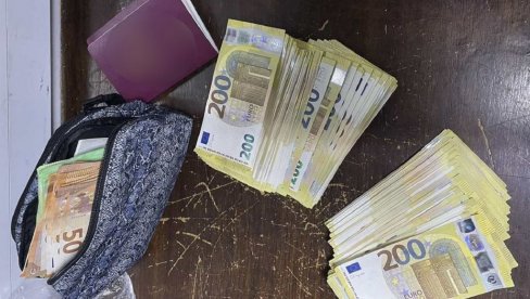 DEVIZE U NAJLON KESI: Otkriveno 43 000 evra kod putnika u tranzitu kroz našu zemlju DEVIZE U NAJLON KESI: Otkriveno 43 000 evra kod putnika u tranzitu kroz našu zemlju