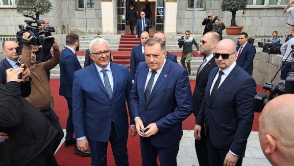 ОГРАДА ЗБОГ ДОДИКА: Црногорско министарство дипломатије огласило се због потеза председника Скупштине Андрије Мандића ОГРАДА ЗБОГ ДОДИКА: Црногорско министарство дипломатије огласило се због потеза председника Скупштине Андрије Мандића