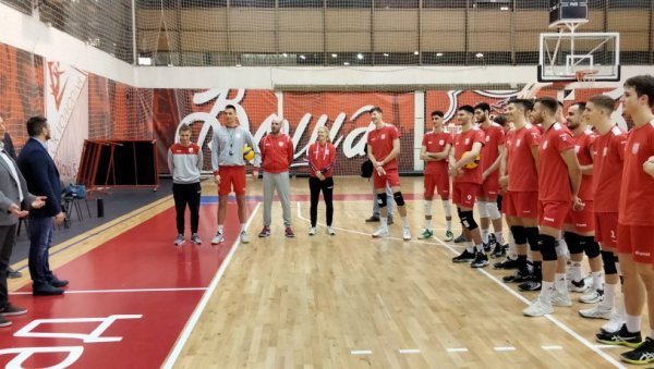 НОВИ САД ПОДРЖАВА ШАМПИОНЕ: Градоначелник Милан Ђурић честитао одбојкашима Војводине на освојеном пехару Купа Србије НОВИ САД ПОДРЖАВА ШАМПИОНЕ: Градоначелник Милан Ђурић честитао одбојкашима Војводине на освојеном пехару Купа Србије