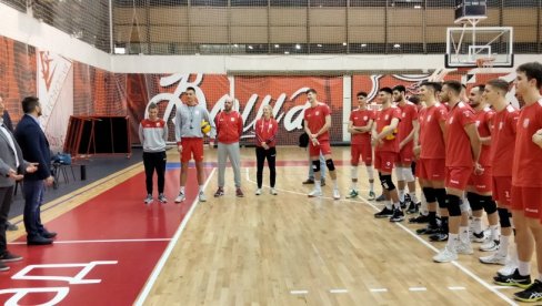 NOVI SAD PODRŽAVA ŠAMPIONE: Gradonačelnik Milan Đurić čestitao odbojkašima Vojvodine na osvojenom peharu Kupa Srbije NOVI SAD PODRŽAVA ŠAMPIONE: Gradonačelnik Milan Đurić čestitao odbojkašima Vojvodine na osvojenom peharu Kupa Srbije