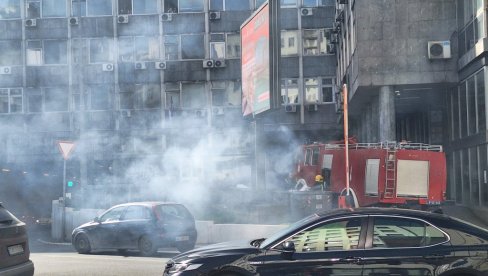 GUST DIM KOD TERAZIJSKOG TUNELA: Zapalio se kontejner, vatrogasci brzo ugasili vatru
