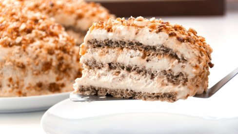 BOGATA TORTA RUSKA SALATA: Vaš novi omiljeni slatkiš BOGATA TORTA RUSKA SALATA: Vaš novi omiljeni slatkiš