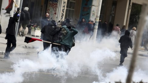 HAOTIČNO U GRČKOJ, STRAVIČNI NEMIRI NA ULICAMA: Desetine hiljada ljudi izašlo na proteste, ovo je razlog (FOTO/VIDEO)