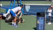 TATA, NAMESTI SE! Tara Đoković došla na trening tate Novaka i napravila haos (VIDEO) TATA, NAMESTI SE! Tara Đoković došla na trening tate Novaka i napravila haos (VIDEO)