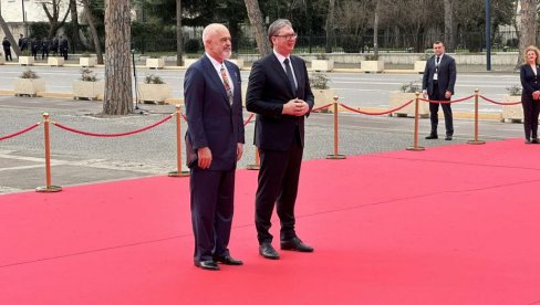 VUČIĆ U TIRANI: Predsednik stigao na Regionalni samit o planu rasta za Zapadni Balkan (VIDEO)