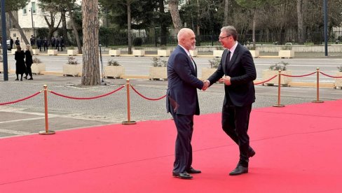 VUČIĆ U TIRANI: Predsednik stigao na Regionalni samit o planu rasta za Zapadni Balkan (VIDEO)