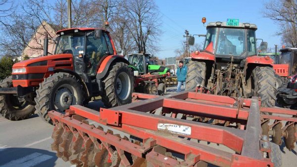 УДРУЖЕНИ РАТАРИ ИЗ ОПОВА: Сами равнају атарске путеве, општина им плаћа гориво УДРУЖЕНИ РАТАРИ ИЗ ОПОВА: Сами равнају атарске путеве, општина им плаћа гориво