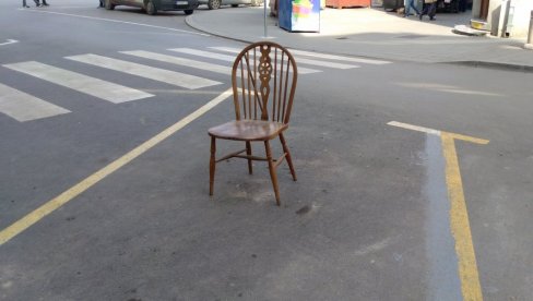 TRPEZARIJSKA STOLICA - ČUVAR MESTA NA PARKINGU: Požarevljani se na razne načine dovijaju da obezbede prostor za parkiranje TRPEZARIJSKA STOLICA - ČUVAR MESTA NA PARKINGU: Požarevljani se na razne načine dovijaju da obezbede prostor za parkiranje