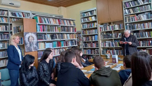 ТОМИСЛАВ ЂОКИЋ ЗА ЂАКЕ: У параћинској библиотеци обележен Национални дан књиге (ФОТО) ТОМИСЛАВ ЂОКИЋ ЗА ЂАКЕ: У параћинској библиотеци обележен Национални дан књиге (ФОТО)