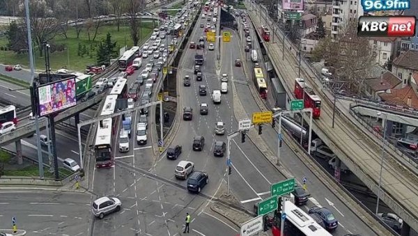 САОБРАЋАЈНА НЕЗГОДА НА АУТОКОМАНДИ: Створене велике гужве на прилазима кружном току САОБРАЋАЈНА НЕЗГОДА НА АУТОКОМАНДИ: Створене велике гужве на прилазима кружном току