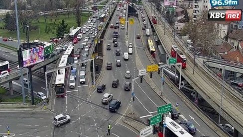 SAOBRAĆAJNA NEZGODA NA AUTOKOMANDI: Stvorene velike gužve na prilazima kružnom toku